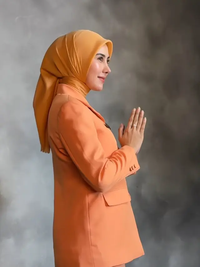 Syahnaz Sadiqah Tampil dengan Seragam PKK. [@putrikurniawati]