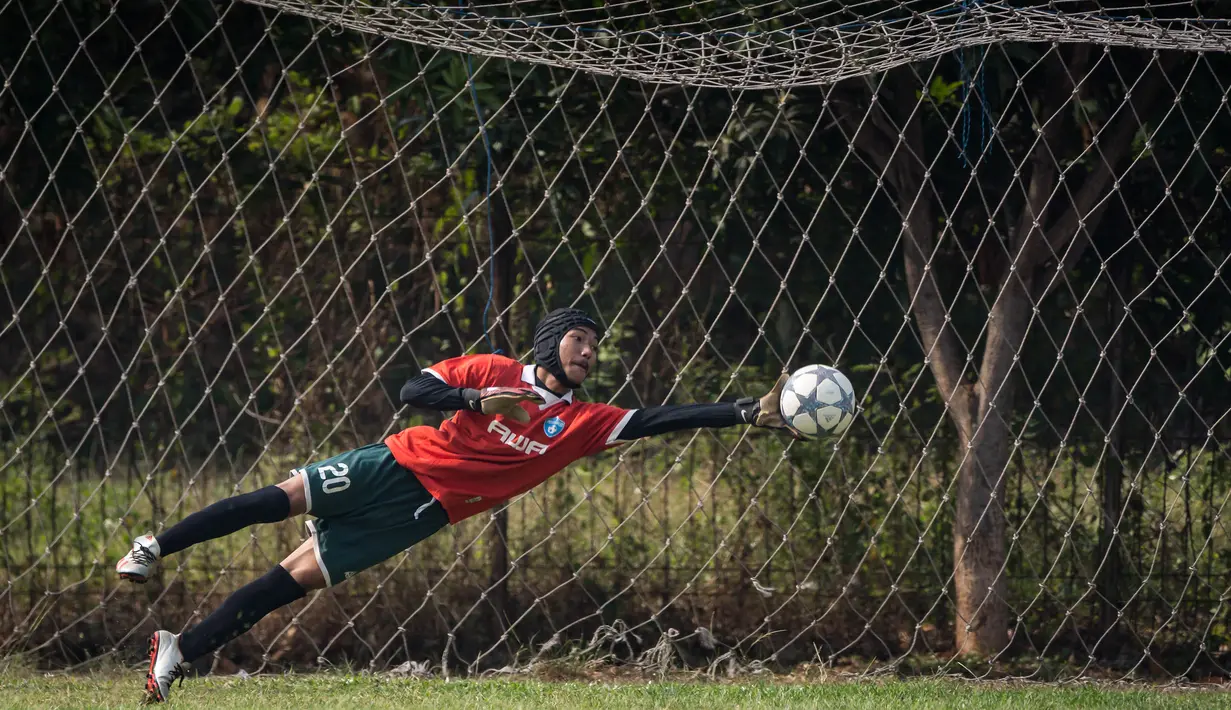 Kiper berusaha mengamankan bola saat babak perempat final laga Pertamax Liga Ayo 2019. (Dokumentasi)