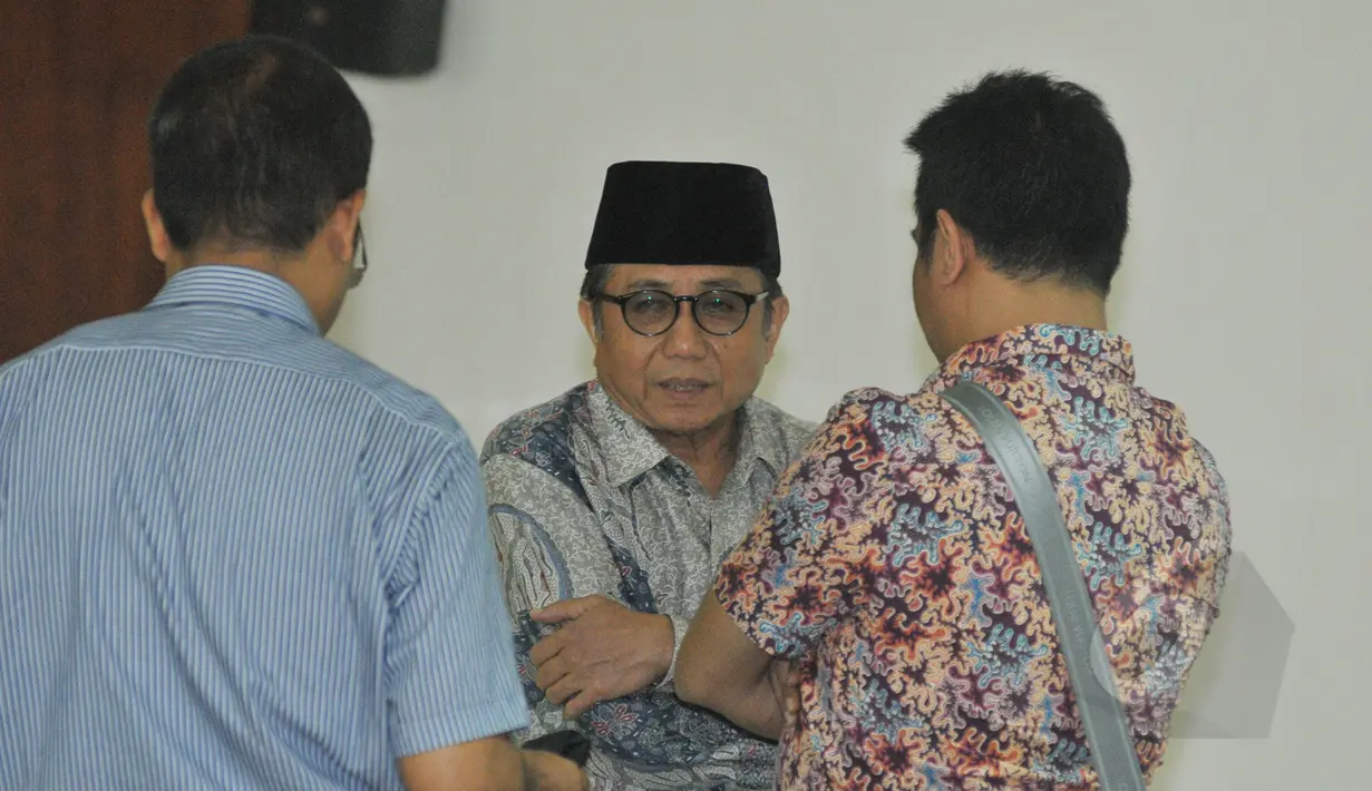 Waryono Karno berbincang saat menjalani sidang dengan agenda tanggapan jaksa penuntut umum (JPU) KPK atas nota keberatan atau eksepsi terdakwa di Pengadilan Tipikor, Jakarta, Senin (18/5/2015). (Liputan6.com/Herman Zakharia)