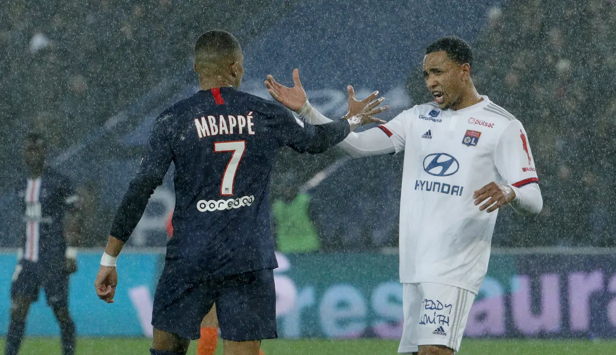 Kenny Tete (kanan) kelahiran Amsterdam, 9 Oktober 1995 ini memiliki ayah asal Mozambique dan ibu dari Indonesia. Tete pun pernah merasakan atmosfir liga Champions bersama Lyon. (Foto: AFP/Geoffroy Van Der Hasselt)