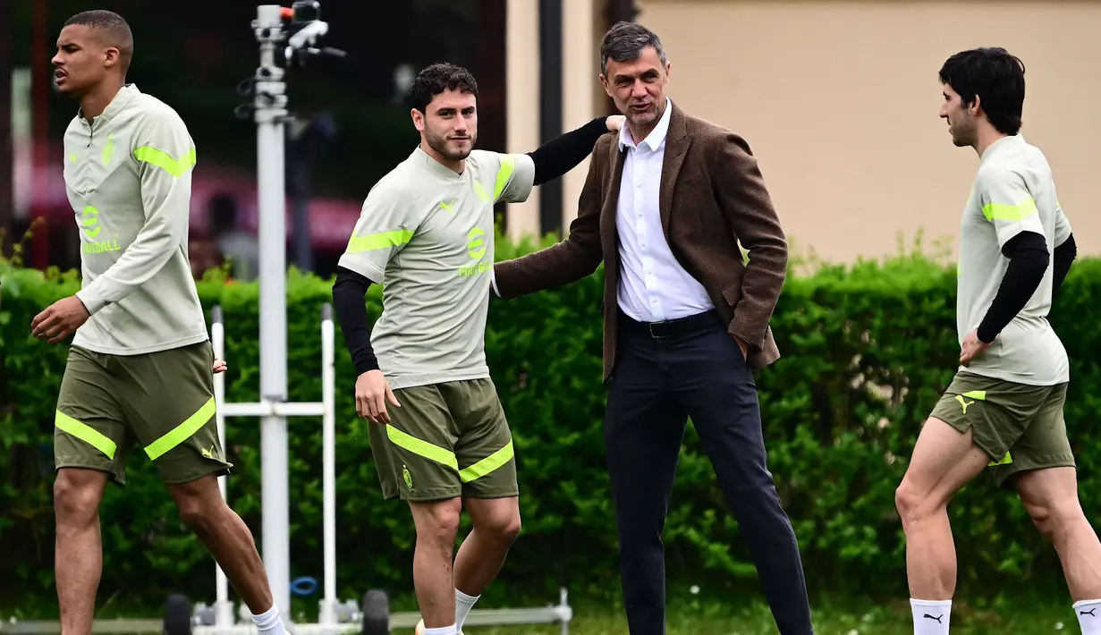 Direktur olahraga AC Milan, Paolo Maldini menghadiri sesi latihan menjelang laga leg pertama semifinal Liga Champions 2022/2023 melawan Inter Milan di Milanello Sports Centre, Carnago, Milan, 9 Mei 2023. (AFP/Miguel Medina)