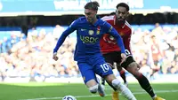 Gelandang Chelsea, Cole Palmer mencoba mengelabuhi penyerang Manchester United, Matheus Cunha dalam laga lanjutan Premier League 2026/2027 di Stamford Bridge, London, Sabtu (31/10/2026). (AFP/Glyn Kirk)