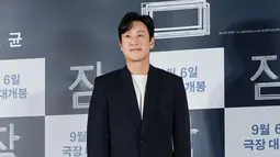 Pada pertengahan Agustus, aktor Lee Sun Kyun sempat menghadiri press distribution preview untuk film terbarunya yang berjudul Sleep. Dia menyapa awak media. (Foto: Instagram/ hoduent)