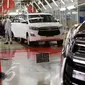 Foto yang diambil pada 16 November 2015 memperlihatkan pekerja tengah menyelesaikan produksi All News Kijang Innova di Pabrik TMMIN Karawang. Mobil baru tersebut akan memberi warna baru pada perkembangan pasar MPV dalam negeri. (Liputan6.com/Angga Yuniar)