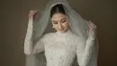 Gaun pengantin dengan kerah tinggi dan full renda itu disulam dengan tangan. Dilengkapi dengan train serta veil yang sama panjangnya. [Foto: IG/yeftagunawan].