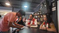 Cue Cafe dan Gallery Kaleb dikelola komunitas Tuli Peduli Bitung (Kaleb)  yang didukung oleh Pertamina melalui program tanggung jawab social dan lingkungan