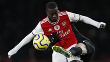 Gelandang Arsenal, Nicolas Pepe, berebut bola dengan gelandang Manchester City, Oleksandr Zinchenko, pada laga Premier League di Stadion Emirates, London, Minggu (15/12). Arsenal kalah 0-3 dari City. (AFP/Ian Kington)