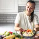 pola makan berbasis karbohidrat kompleks tidak hanya membantu menjaga stamina, tetapi juga berdampak positif pada kesehatan secara keseluruhan. Mulai dari pencernaan yang lebih baik hingga risiko penyakit kronis yang lebih rendah—semuanya bisa dimulai dari pilihan makanan sehari-hari. (foto/dok: freepik/pvproductions)