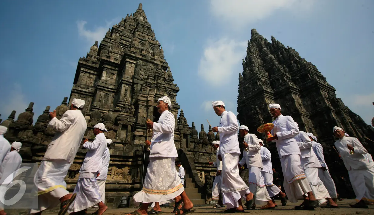 Umat hindu mengikuti upacara Tawur Agung Kesanga mengelilingi Candi Prambanan, Yogyakarta, Selasa (8/3/2016). Upacara di gelar untuk menyambut perayaan Nyepi tahun baru Saka 1938. (Liputan6.com/Boy Harjanto)