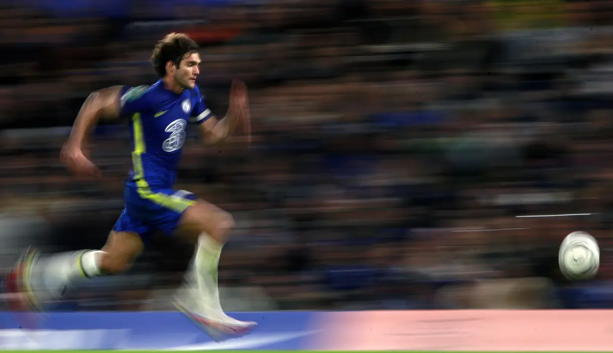 Pemain Chelsea Marcos Alonso berlari mengejar bola saat melawan Southampton pada pertandingan Piala Liga Inggris di Stadion Stamford Bridge, London, Inggris, 26 Oktober 2021. Chelsea menang adu penalti dengan skor 4-3 (1-1). (AP Photo/Ian Walton)