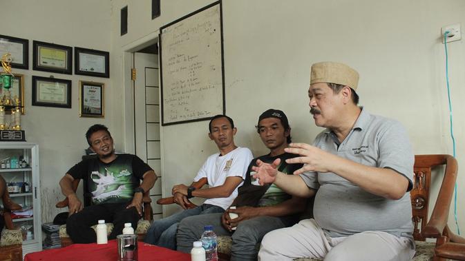 Stafsus Menkop UKM, Agus Santoso memberikan wejangan kepada anggota Kelompok Ternak Akar Rumput, Cilacap, Minggu (6/9/2020). (Foto: Liputan6.com/Muhamad Ridlo)