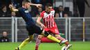 Pemain Inter Milan, Davide Santon, berebut bola dengan pemain Southampton, Dusan Tadic, dalam laga Grup K Liga Europa di Stadion Giuseppe Meazza, Milan, Jumat (21/10/2016) dini hari WIB. (AFP/Giuseppe Cacace)