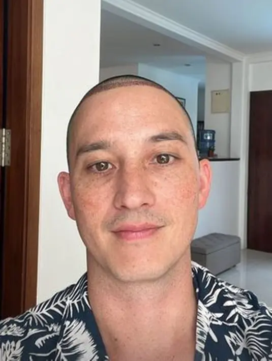 Tidak heran bila banyak yang memuji tampilan terbaru dari pria 41 tahun ini. Tidak sedikit orang yang suka dengan perubahan penampilan yang dimiliki oleh Mike Lewis. (Liputan6.com/IG/@mike_lewis)