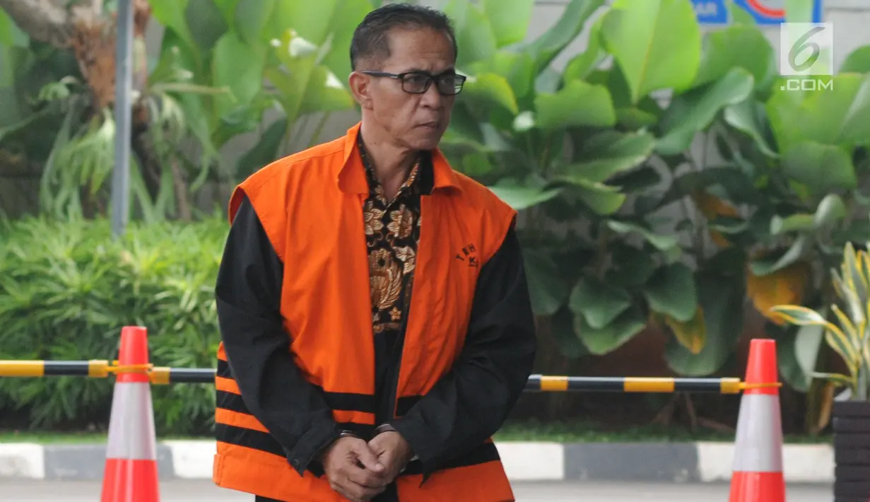 Tersangka Bupati nonaktif Mesuji Khamami tiba untuk menjalani pemeriksaan di Gedung KPK, Jakarta, Selasa (14/5/2019). Khamami diperiksa sebagai tersangka untuk melengkapi berkas terkait kasus suap fee proyek infrastruktur pada Dinas PUPR Pemkab Mesuji. (merdeka.com/Dwi Narwoko)