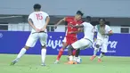 Pemain Timnas Indonesia U-22, Dony Tri Pamungkas, berusaha melewati pemain Mali U-22 pada laga uji coba di Stadion Pakansari, Kabupaten Bogor, Sabtu (15/11/2025). (Bola.com/M Iqbal Ichsan)