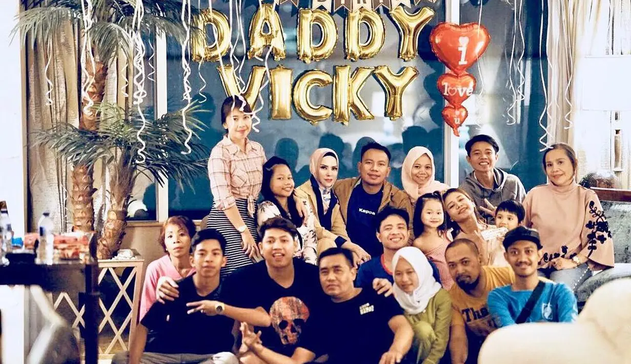 Potret keceriaan keluarga Vicky dan Angel begitu terlihat. Beberapa foto dibagikan di akun instagram Vicky. (instagram/vickyprasetyo777)