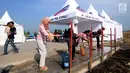 Sejumlah pemudik menggunakan kran air di "rest area alternatif" Km 153 Cipali, Jawa Barat, Rabu (21/6). Untuk melepas lelah sebagian pemudik berhenti dan beraktivitas di sejumlah area peristirahatan sementara yang tersedia. (Liputan6.com/Gempur M Surya)