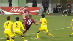 Lukas Podolski mesti rela melihat tendangan salto spektakulernya diblok penjaga gawang Kosuke Nakamura ketika timnya Vissel Kobe m...