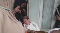 Kiki Farrel Jatuh Pingsan usai Sang Ibunda Meninggal Dunia. (YouTube Intens Investigasi)