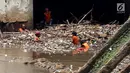 Pasukan Orange mengangkat sampah yang terbawa arus sungai di Pintu air Manggarai, Jakarta, Senin (2/10). Pembersihan itu dilakukan untuk melancarkan aliran Sungai Ciliwung yang melewati Pintu Air Manggarai (Liputan6.com/Johan Tallo)