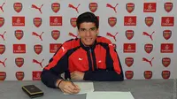  Joao Virginia menandatangani kontrak kerja profesional bersama Arsenal. Ia tampil bagus di tim junior Arsenal sepanjang musim lalu.  (Arsenal.com)