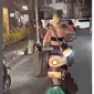 Turis Asing Kembali Berulah di Bali, Boncengan Motor Tanpa Helm, Pegang Botol Minuman dan Berpakaian Setengah Terbuka.&nbsp; foto: Instagram @annethenomad