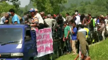 Ribuan petani keramba jaring apung unjuk rasa tolak pengosongan Waduk Jatiluhur oleh Perum Jasa Tirta II.