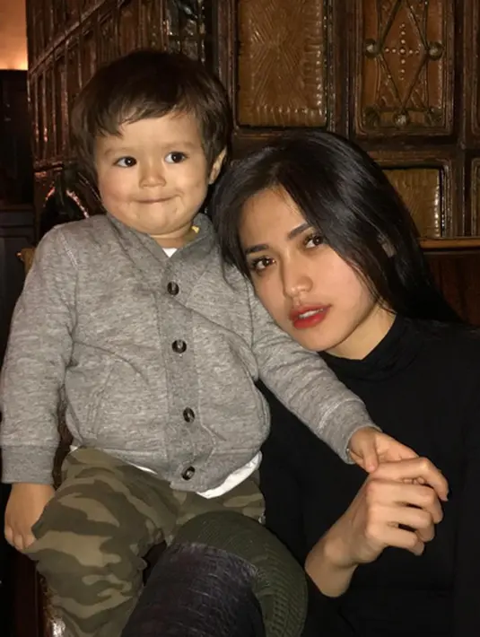 "Kita seneng bgt, El are you happy? Terima kasih. Piala ini buat semua bayi yang lucu-lucu, temennya El biar semuanya tumbuh sehat dan jadi anak yang sukses," ucap Jessica Iskandar saat menemani El Barack menerima piala. (Instagraam/alexanderbarackel)