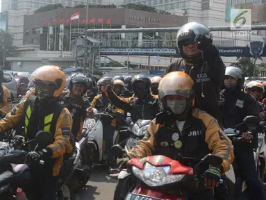 Ratusan pengemudi Uber melakukan konvoi perpisahan Bundaran HI, Jakarta, Sabtu (7/4). Setelah Uber di akuisisi oleh perusahaan Grab kini sebagaian besar driver berpindah ke Gojek. (Merdeka.com/Imam Buhori)