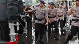 Danpas Gegana Korbrimob Polri Brigjen Imam Widodo mengecek kesiapan petugas saat Apel Pasukan di Mako Brimob Kelapa Dua, Depok, Jawa Barat, Senin (23/4). (Liputan6.com/Immanuel Antonius)