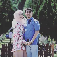 Pasangan Ustaz Solmed dan April Jasmine tangah menanti kehadiran buah hati. Pesinetron itu kini tengah hamil untuk kedua kalinya. Sebagai suami, ustaz Solmed akan memanjakan istrintya. (Instagram/apriljasmine85)