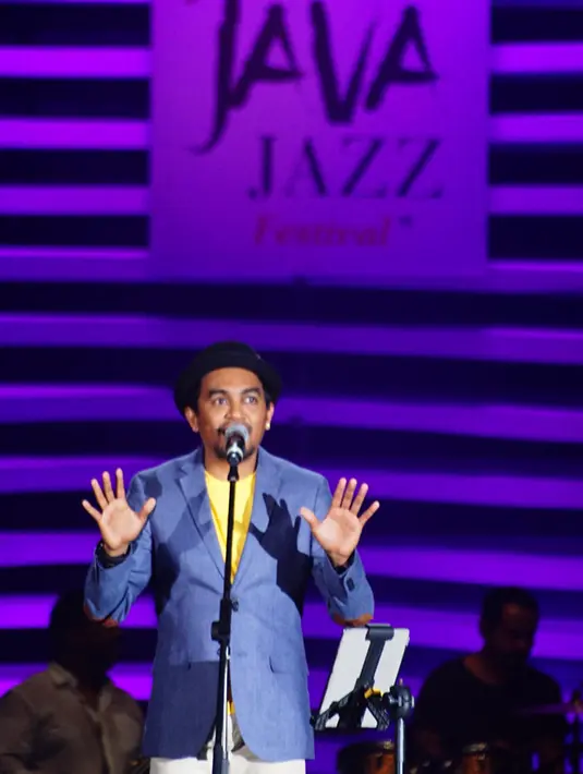 Berbagai lagu yang dinyanyikannya malam itu berhasil memikat hati para penonton. Terlebih persembahan sebuah lagu yang ditujukan Glenn untuk para penonton yang berstatus jomblo. Ia menyanyikan lagi berjudul Kau. (Syaiful Bahri/Bintang.com)