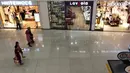 Pengunjung melintas di salah satu pusat perbelanjaan di Tangerang, Jumat, (23/10/2020). Menurut Badan Pusat Statistik (BPS), di sepanjang kuartal III-2020, Indeks Harga Konsumen (IHK) mencatat deflasi tiga bulan berturut-turut. (Liputan6.com/Angga Yuniar)