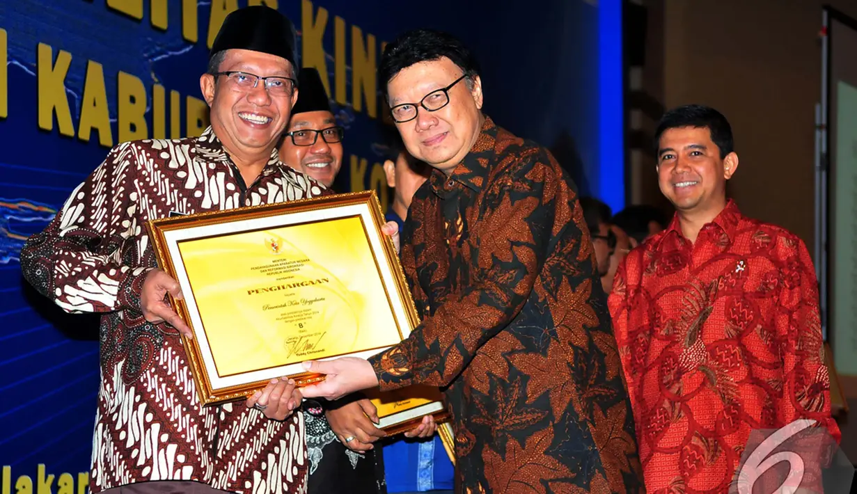 Menteri Dalam Negeri Tjahjo Kumolo memberikan penghargaan kepada Pemkab/Pemkot yang berhasil meraih nilai B pada Akuntabilitas Kerja, Balai Kartini, Jakarta, Senin (8/12/2014). (Liputan6.com/Johan Tallo)