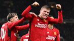 Selebrasi pemain MU setelah Rasmus Hojlund mencetak gol perdananya di Liga Inggris ke gawang Aston Villa dalam pertandingan pekan ke-19 Liga Inggris 2023/2024 yang berlangsung di Old Trafford, Rabu (27/12/2023). (AFP/Oli Scarff)