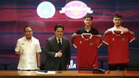 Dua pemain yang baru saja merampungkan proses naturalisasi, Ivar Jenner dan Rafael Struick diperkenalkan oleh Ketua Umum PSSI, Erick Thohir dalam acara konferensi pers pengumuman resmi FIFA Matchday antara Timnas Indonesia melawan Argentina di ruang media Stadion Utama Gelora Bung Karno (SUGBK), Jakarta, Rabu (24/05/2023). Kedua pemain keturunan Belanda tersebut tentunya bakal menjadi tambahan kekuatan Timnas Indonesia menjelang Piala Asia 2023. (Bola.com/Bagaskara Lazuardi)