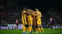 Alessandro Bastoni dipeluk rekan setimnya usai mencetak gol ke gawang Cagliari di Liga Italia. (X/Inter Milan)