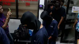 Terkait kasus tersebut polisi mengamankan di antaranya tiga pelajar yang terlibat dalam aksi pencurian dan kekerasan kepada temannya sendiri, Jakarta, (8/10/14).(Liputan6.com/Faizal Fanani) 