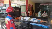 Pria berbobot 2 ton alias 200 kilogram itu diangkut warga lantaran tidak dapat bangun usai terjatuh di kamar mandi, untuk dilarikan ke rumah sakit. (dok Gulkamart Jakarta Selatan)
