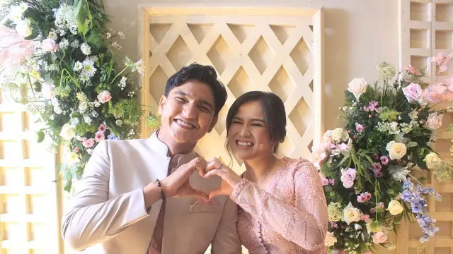 6 Potret Lamaran Masayu Clara dan Qausar Harta, Beri Vespa Klasik Buat Seserahan