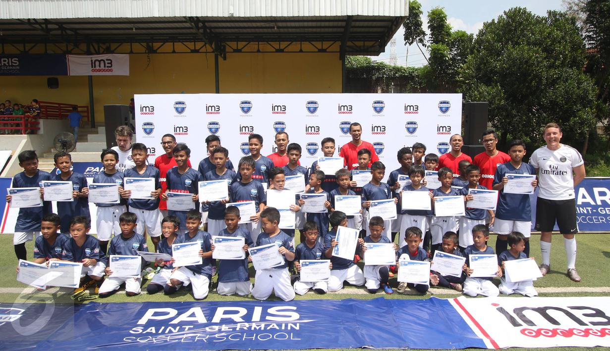  Sejumlah anak - anak beserta para panitia acara Freedom to be A Soccer Star berpose di Jakarta, Minggu (3/4). Kegiatan tersebut bertujuan meningkatkan keterampilan bermain sepak bola bagi anak-anak. (Liputan6.com/Immanuel Antonius)