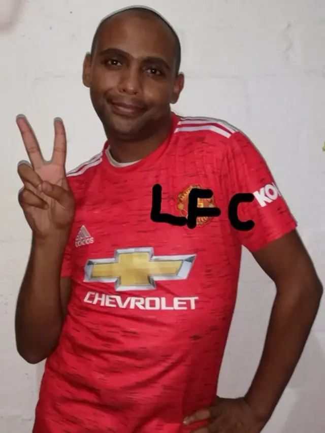 6 Potret Bahagia Suporter Liverpool Sindir MU Ini Bikin Ngakak