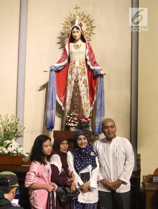 Umat muslim foto bersama di depan patung Bunda Maria Gereja Katedral, Jakarta, Jumat (1/6). Kegiatan ini mengusung tema "Menguatkan Toleransi, Persaudaraan, dan Solidaritas Kemanusiaan". (Liputan6.com/Arya Manggala)