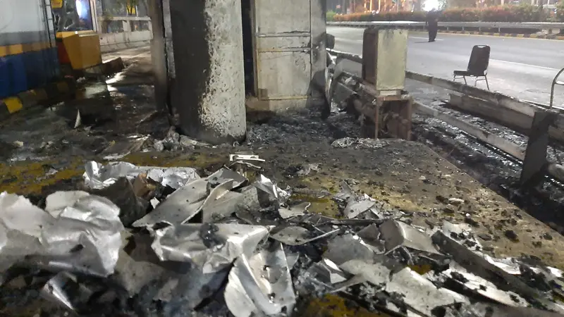 Gerbang Tol Dalam Kota Pejompongan yang berada di depan Kantor Badan Pemeriksa Keuangan (BPK) dibakar saat demo mahasiswa di depan Gedung DPR RI.