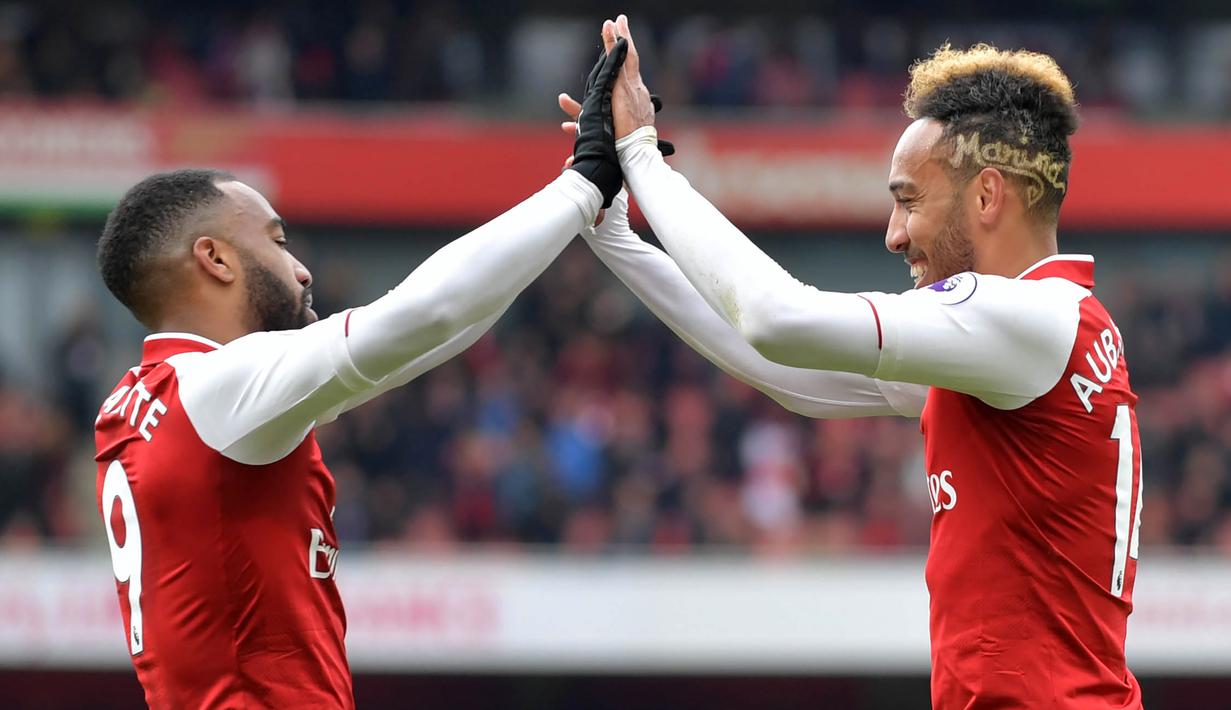 Striker Arsenal, Pierre-Emerick Aubameyang bersama Alexandre Lacazette, merayakan gol ke gawang Stoke pada laga Premier league di Stadion Emirates, London, Minggu (1/4/2018). Arsenal menang 3-0 atas Stoke. (AFP/Oliver Greenwood)