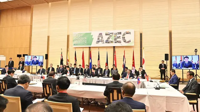 Presiden Jokowi menyampaikan pandangannya pada KTT AZEC di Main Hall Kantor PM Jepang, Tokyo, Senin (18/12/2023). (Foto: BPMI Setpres/Laily Rachev)
