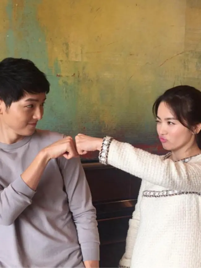 Chemistry yang di bangun oleh Song Joong Ki dan Song Hye Kyo dalam drama drama Descendants of the Sun terbilang sangat memukau para penikmat drama Korea. (Instagram/Bintang.com)