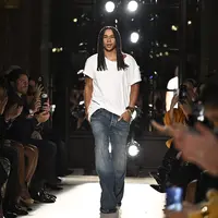 Desainer&nbsp;Prancis Olivier Rousteing menyapa penonton di akhir peragaan busana Balmain untuk koleksi Women Ready-to-wear Spring-Summer 2026 sebagai bagian dari Paris Fashion Week, di Paris, Prancis, pada 1 Oktober 2025. (JULIEN DE ROSA/AFP)