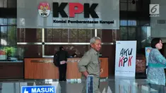 Hakim PN Jakarta Selatan, Djoko Indiarto bersiap menjalani pemeriksaan di Gedung KPK, Jakarta, Jumat (8/9). Djoko akan diperiksa sebagai saksi kasus suap yang melibatkan Tarmizi, panitera pengganti di PN JakSel. (Liputan6.com/Helmi Afandi)