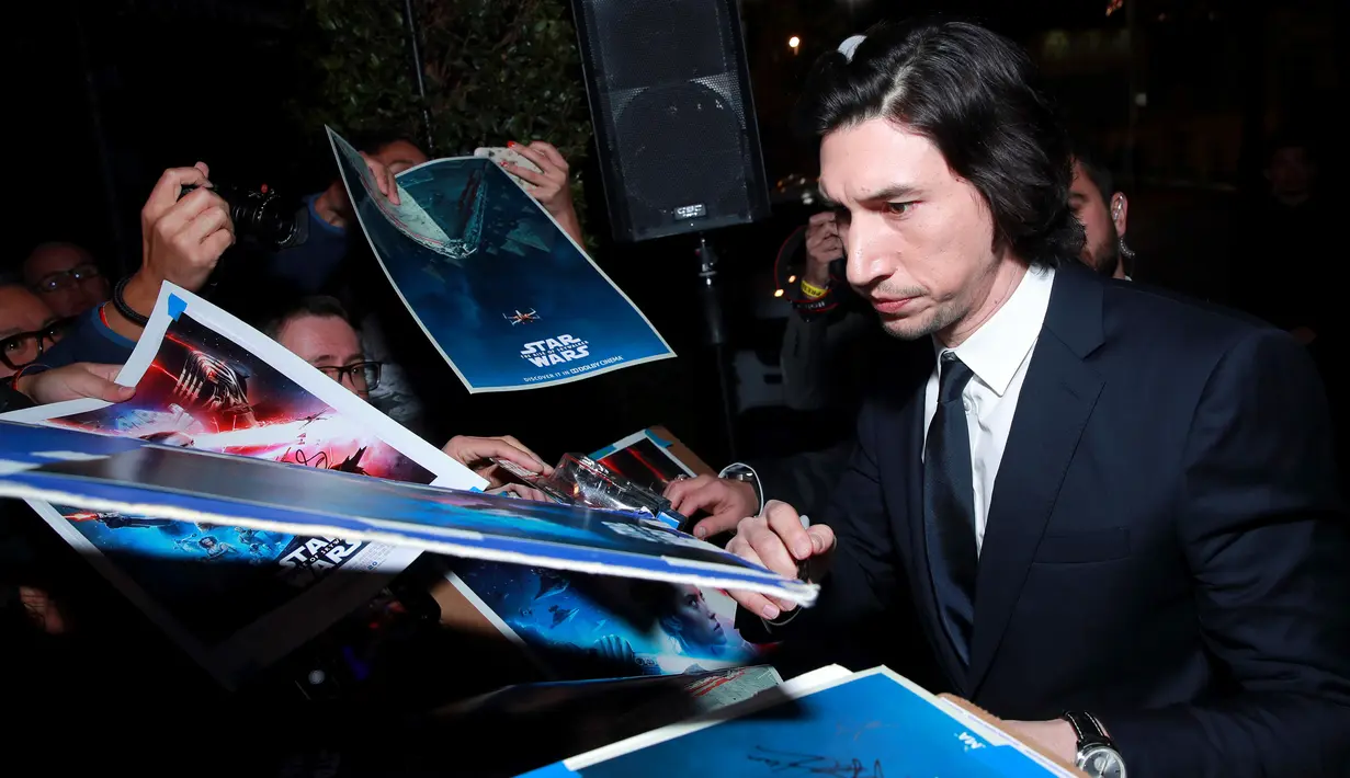 Aktor Adam Driver memberikan tanda kepada penggemar saat menghadiri pemutaran perdana "Star Wars: The Rise Of Skywalker" di Hollywood, Senin (16/12/2019). Star Wars: The Rise of Skywalker merupakan film pemuncak dari trilogi Star Wars yang terbaru. (Rich Fury/Getty Images/AFP)